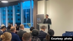 台湾外交部长吴钊燮在位于爱沙尼亚首都塔林的智库国际防务与安全研究中心发表演说。(2023年11月8日，照片由台湾外交部提供)