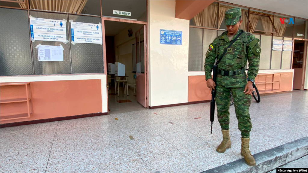 Un soldado custodia un centro electoral en Quito, capital de Ecuador, la mañana del domingo 15 de octubre de 2023.