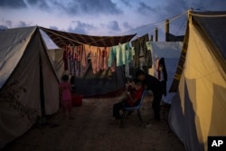 Pengungsi anak-anak Palestina di kamp tenda yang disediakan UNDP di Khan Younis, Jalur Gaza, Rabu, 1 November 2023. (Foto: AP)