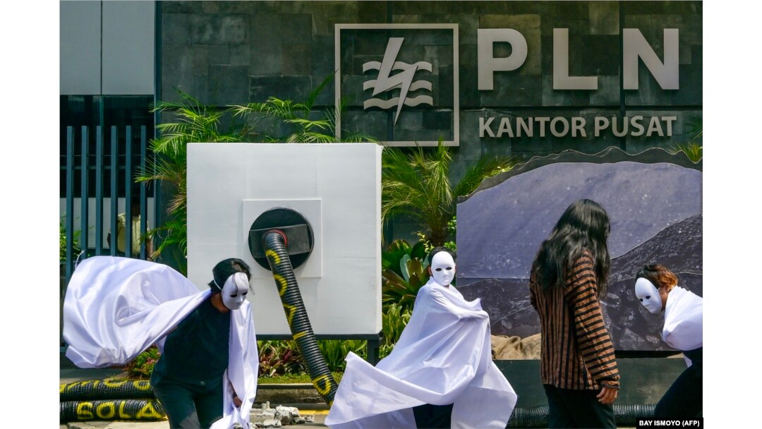 Aktivis lingkungan hidup menggelar aksi teatrikal untuk memprotes kebijakan Perusahaan Listrik Negara (PLN) terhadap batu bara di Jakarta pada 26 Oktober 2023. (Foto: BAY ISMOYO/AFP)