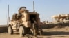 在伊拉克摩蘇爾以南的一處美伊聯合基地,美國陸軍士兵站在他們的裝甲車輛外。(2017年2月23日)