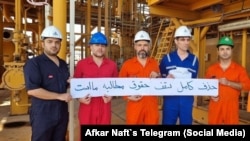 جمعی از کارکنان رسمی نفت در سکوی ابوذر