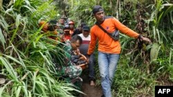 পশ্চিম সুমাত্রার আগামে মাউন্ট মারাপির আগ্নেয়গিরির উদগীরণে আহত একজনকে উদ্ধার করা হচ্ছে। ৪ ডিসেম্বর, ২০২৩।