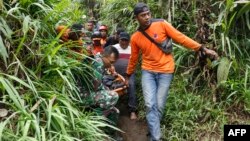 Tim penyelamat mengevakuasi korban luka-luka pasca letusan Gunung Marapi di Agam, Sumatera Barat, Senin 4 Desember 2023.