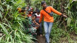 Tim penyelamat mengevakuasi korban luka-luka pasca letusan Gunung Marapi di Agam, Sumatera Barat, Senin 4 Desember 2023.