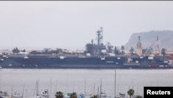 Kapal induk USS Abraham Lincoln milik Angkatan Laut AS terlihat berada di pelabuhan angkatan laut di San Diego, California, pada 18 Mei 2023. (Foto: Reuters/Mike Blake)