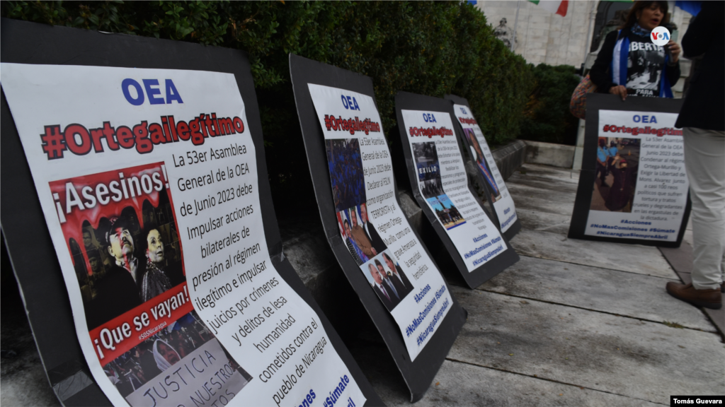 Cynthia Alvarez, de Freedom for Nicaragua, llevó carteles para protestar en silencio por la grave crisis política del país.