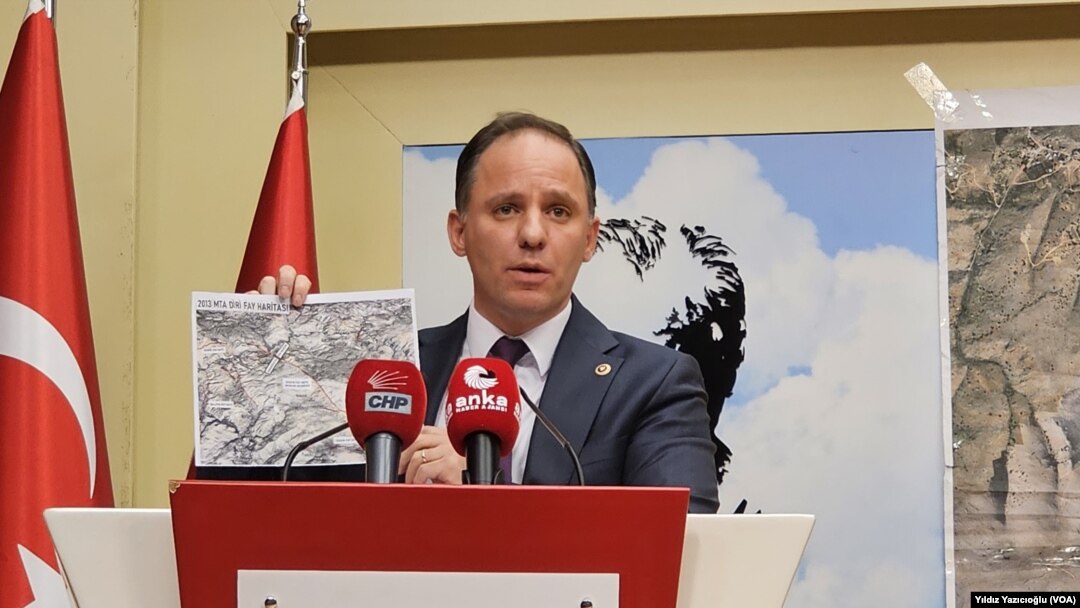Erzincan’ın İliç ilçesindeki altın madeninde siyanürlü toprak yığınının kaydığı alanda 9 işçiye hala ulaşılamadı.
