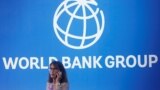 资料照：一名女子站在世界银行标识前。