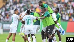 Les joueurs sénégalais célèbrent le 3e but de leur équipe lors du match de football du groupe C de la Coupe d'Afrique des Nations (CAN) 2024 entre le Sénégal et la Gambie au Stade Charles Konan Banny à Yamoussoukro le 15 janvier 2024.