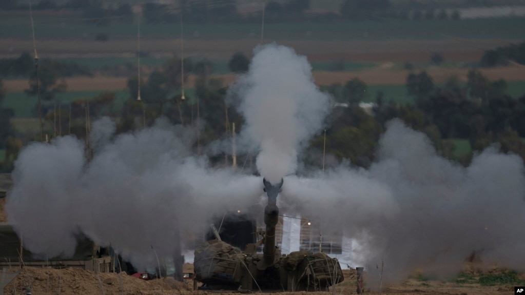 以色列炮兵从以色列南部边界向加沙地带发射炮弹。（2024年1月14日）(photo:VOA)