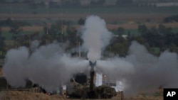 以色列砲兵從以色列南部邊界向加沙走廊發射砲彈。 （2024年1月14日）