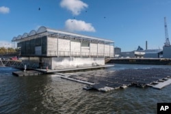 Panel surya diletakkan di luar Floating Farm di Rotterdam, Belanda, 7 November 2023. (AP/Patrick Post)