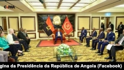 Presidente angolano, João Lourenço (cen), recebe secretário de Defesa dos EUA, Lloyd Austin, (esq), e delegação, Luanda, 27 setembro 2023