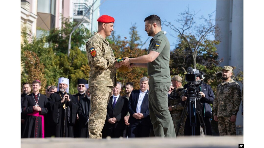 Presiden Ukraina Volodymyr Zelenskyy (kanan) memberikan penghargaan kepada seorang prajurit dalam acara peringatan Hari Kenegaraan di Lapangan Mykhailivska di Kyiv, Jumat 28 Juli 2023.