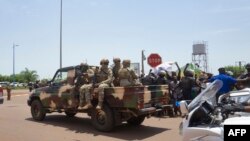 Le Mali est en proie depuis 2012 aux agissements des groupes affiliés à Al-Qaïda et à l'Etat islamique, aux violences des groupes proclamés d'autodéfense et au banditisme.