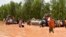Foto tanggal 20 Agustus 2024 ini menunjukkan perahu polisi digunakan untuk mengevakuasi warga setelah hujan lebat yang merusak Jalan Nasional 25 dari ibu kota Niger, Niamey, ke provinsi Tillabéri dan Tahoua di Niger barat.