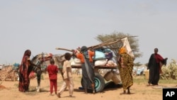 FILE- Pengungsi Sudan yang melarikan diri dari konflik di Sudan berkumpul di Kamp pengungsi Zabout di Goz Beida, Chad, pada 1 Juli 2023. (Marie-Helena Laurent/WFP via AP)