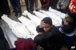 Palestinci žale rođake ubijene u izraelskom bombardovanu Pojasa Gaze, ispred mrtvačnice u Kan Junisu, 4. januara 2024-