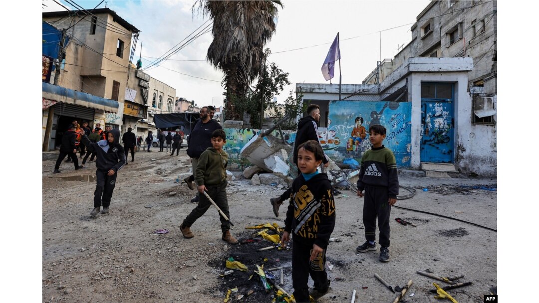 Orang-orang memeriksa kerusakan menyusul serangan Israel di kamp Nur Shams untuk pengungsi Palestina dekat kota Tulkarem di Tepi Barat, 4 Januari 2024. (Zain JAAFAR / AFP)