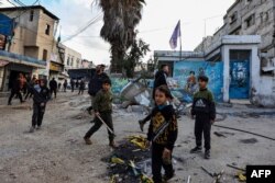 Orang-orang memeriksa kerusakan menyusul serangan Israel di kamp Nur Shams untuk pengungsi Palestina dekat kota Tulkarem di Tepi Barat, 4 Januari 2024. (Zain JAAFAR / AFP)