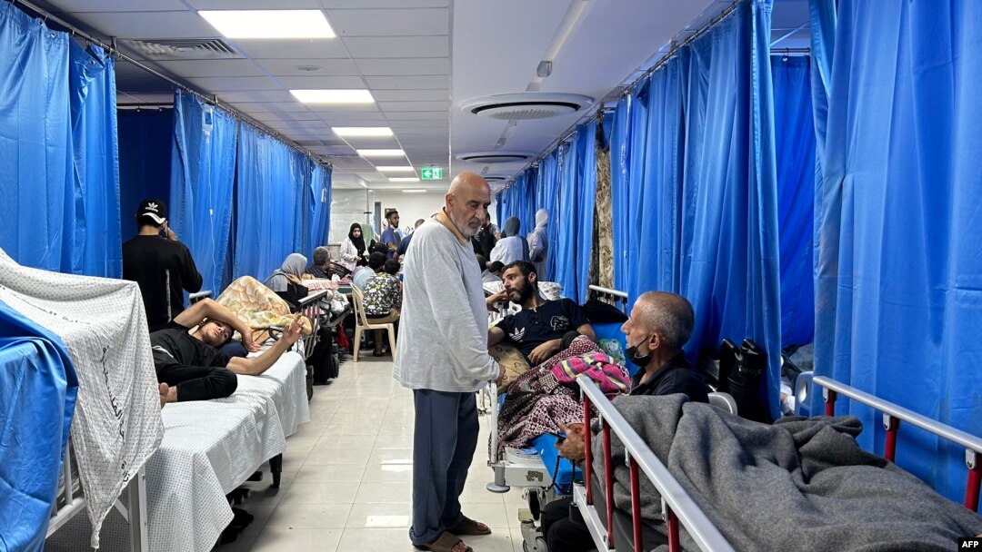  غزہ شہر میں الشفا ہسپتال میں موجود مریض، فوٹو اے ایف پی، 10 نومبر 2023