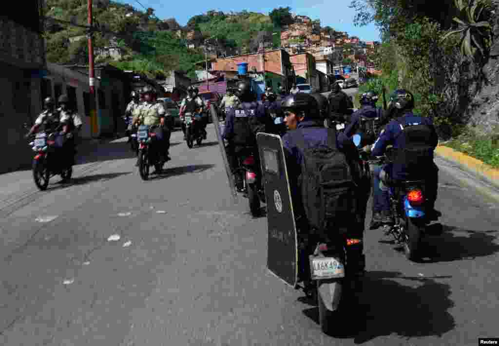 Policía venezolana patrulla un barrio en Caracas, Venezuela, el 30 de julio de 2024.