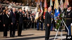 美国总统拜登在阿灵顿国家公墓的无名烈士墓敬献花圈。（2023年11月11日）