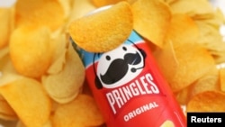 FILE: Keripik Pringles produksi Kellanova, 5 Agustus 2024. (Dado Ruvic/REUTERS)