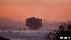 Asap mengepul dari sebuah lokasi di Gaza setelah serangan udara Israel menggempur wilayah tersebut, pada 21 November 2023. (Foto: Reuters/Alexander Ermochenko)