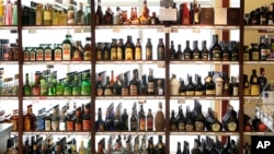 Botellas de licor se muestran en los estantes de una licorería estatal, el miércoles 7 de marzo de 2012, en Seattle, Washington EEUU.