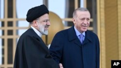 Presiden Turki Recep Tayyip Erdogan dan Presiden Iran Ebrahim Raisi berjabat tangan sebelum melangsungkan pertemuan di Ankara, Turki, pada 24 Januari 2024. (Foto: Mert Gokhan Koc/Dia Images via AP)