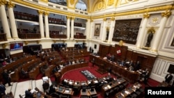 ARCHIVO - El jefe de gabinete de Perú, Alberto Otarola, habla en el Congreso mientras él y su gabinete enfrentan un voto de confianza en Lima, Perú, el 10 de enero de 2023.