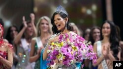 Miss Nikaragua Sheynnis Palacios bereaksi sesaat setelah dinobatkan menjadi Miss Universe ke-72 pada pagelaran kontes kecantikan tersebut di San Salvador, El Salvador, pada 18 November 2023. (Foto: AP/Moises Castillo)