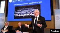 Mat Larson, član Kraljevske akademije nauke govori tokom proglašenja dobitnika Nobelove nagrade za Fiziku, u Kraljevskoj akademiji nauka u Stokholmu, Švedska, 3. oktobra 2023.