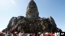 資料照片：2017年12月31日，遊客在柬埔寨暹粒郊外排隊登上吳哥窟寺廟。 （美聯社照片）