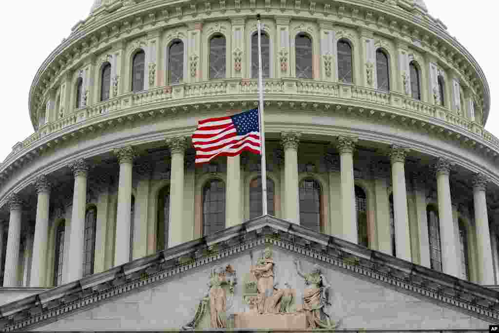 A bandeira dos EUA é vista a meia haste no Capitólio após a morte da Senadora Dianne Feinstein, de 90 anos, em Washington DC.