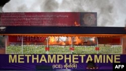 Tumpukan methamphetamine ilegal yang disita terlihat dalam upacara penghancuran untuk menandai "Hari Internasional Menentang Penyalahgunaan Narkoba dan Perdagangan Gelap" di Yangon, 26 Juni 2023. (SAI Aung MAIN/AFP)