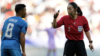 داور زن ژاپنی به عنوان اولین زن در مسابقات فوتبال جام ملت‌های آسیا داوری کرد.