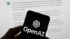 Logo OpenAI se vidi na mobilnom telefonu ispred ekrana kompjutera, Boston, 21. mart 2023. (Foto: AP/Michael Dwyer)