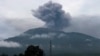 Abu vulkanik yang keluar dari Gunung Marapi saat terjadi letusan terlihat dari Desa Batu Palano, Agam, 4 Desember 2023, sehari setelah gunung berapi tersebut meletus pada 3 Desember yang menyebabkan puluhan pendaki tewas dan masih hilang.