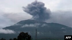 Abu vulkanik yang keluar dari Gunung Marapi saat terjadi letusan terlihat dari Desa Batu Palano, Agam, 4 Desember 2023, sehari setelah gunung berapi tersebut meletus pada 3 Desember yang menyebabkan puluhan pendaki tewas dan masih hilang.