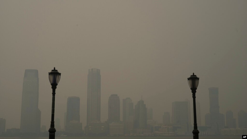 La Agencia de Protección Ambiental de Estados Unidos dijo que es probable que haya cielos nublados, visibilidad reducida y olor a madera quemada, así como humo, unos días más en los estados del norte. [Foto: AP]