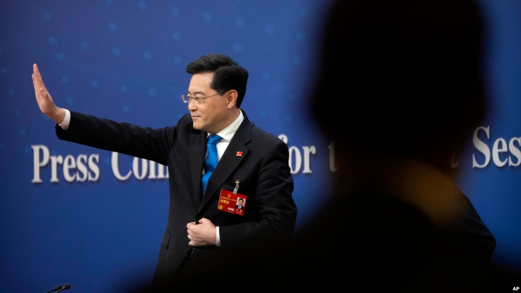 资料照：中国前外长秦刚在北京举行的一个记者会上。（2023年3月7日）