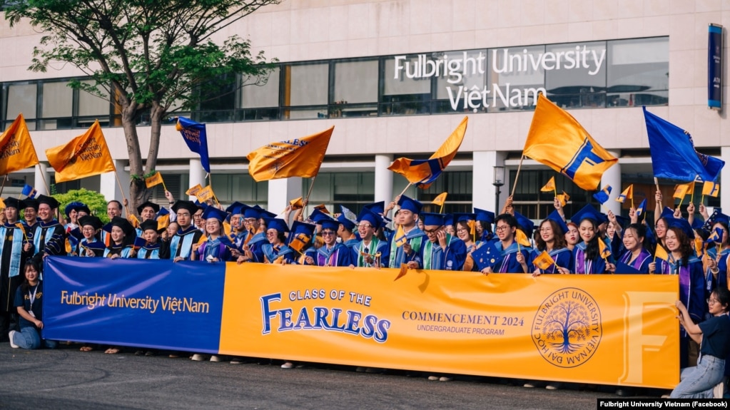 Sinh viên của Đại học Fulbright Việt Nam bên tấm biển "Khóa học của sự không sợ hãi" tốt nghiệp hồi tháng 6 vừa qua.