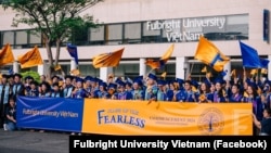 Sinh viên của Đại học Fulbright Việt Nam bên tấm biển "Khóa học của sự không sợ hãi" tốt nghiệp hồi tháng 6 vừa qua. 