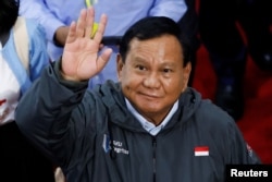 Capres Prabowo Subianto, melambaikan tangannya ke arah fotografer seusai menghadiri dialog yang diadakan Komisi Pemberantasan Korupsi (KPK) di kantor pusatnya di Jakarta, 17 Januari 2024. (REUTERS/Willy Kurniawan)