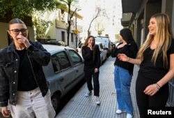 Noelle Chab, de 18 años, y sus amigas se ríen mientras caminan juntas, en Buenos Aires, Argentina, 5 de octubre de 2023 REUTERS/Magali Druscovich