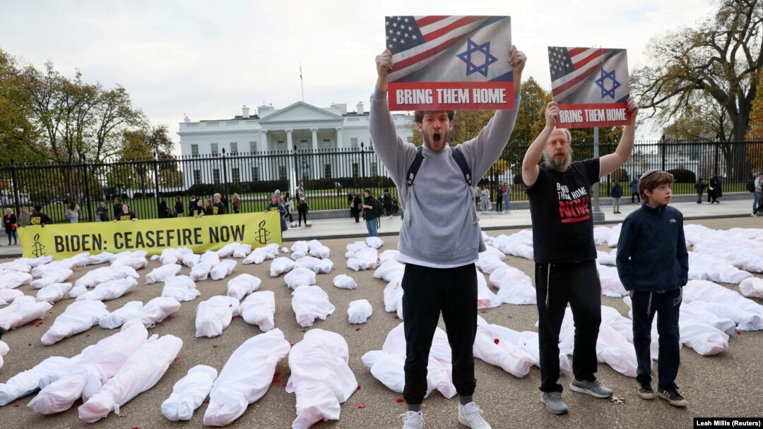 Para pengunjuk rasa menuntut Israel mengizinkan bantuan kemanusiaan tanpa hambatan ke Gaza dan gencatan senjata, di depan Gedung Putih di Washington, AS, 15 November 2023. (Foto: REUTERS/Leah Millis)