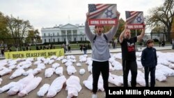 Para pengunjuk rasa menuntut Israel mengizinkan bantuan kemanusiaan tanpa hambatan ke Gaza dan gencatan senjata, di depan Gedung Putih di Washington, AS, 15 November 2023. (Foto: REUTERS/Leah Millis)